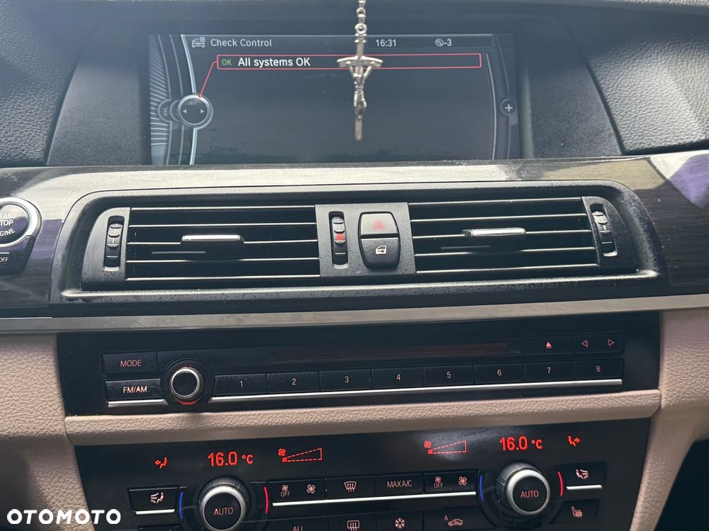 BMW Seria 5 528i xDrive - 24