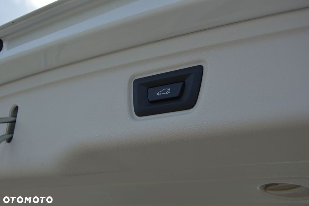 BMW Seria 3 318d mHEV - 12