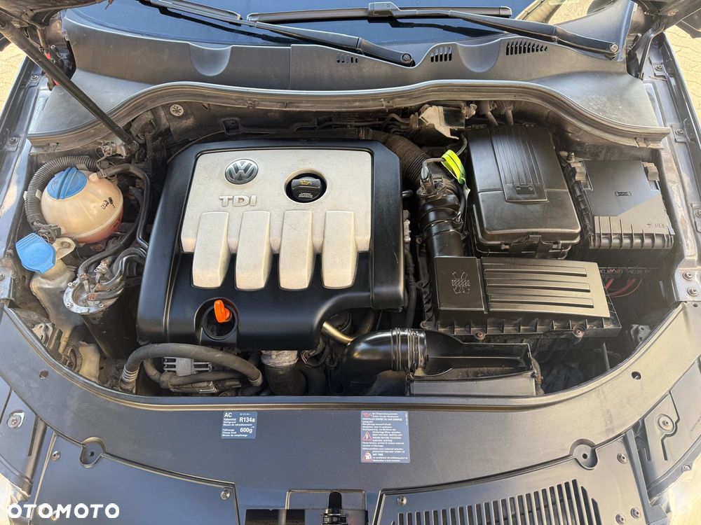 Volkswagen Passat 2.0 TDI Highline - 16