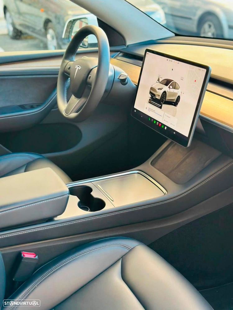 Tesla Model Y Standard Long Range RWD - 12