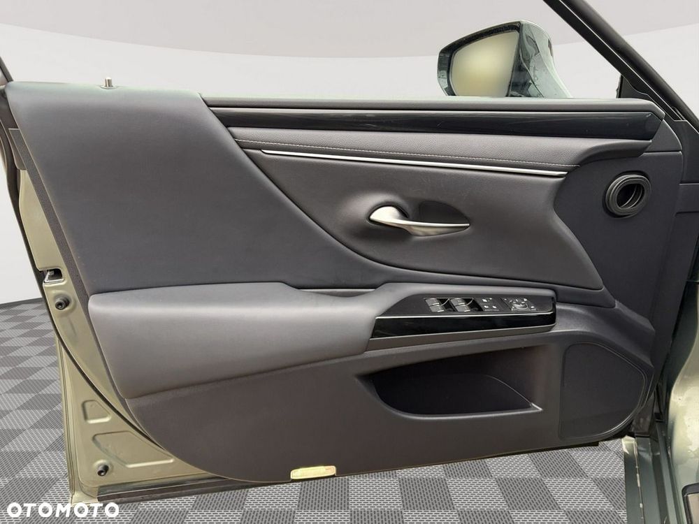 Lexus ES - 10