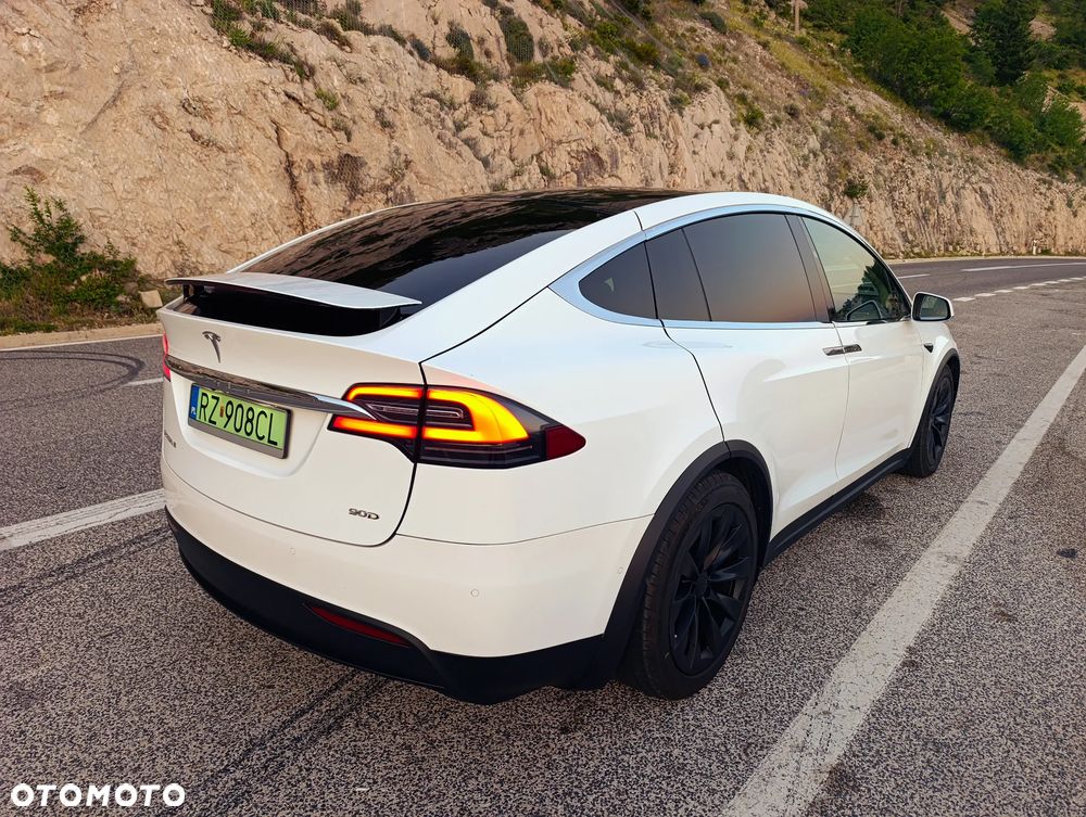 Tesla Model X - 11