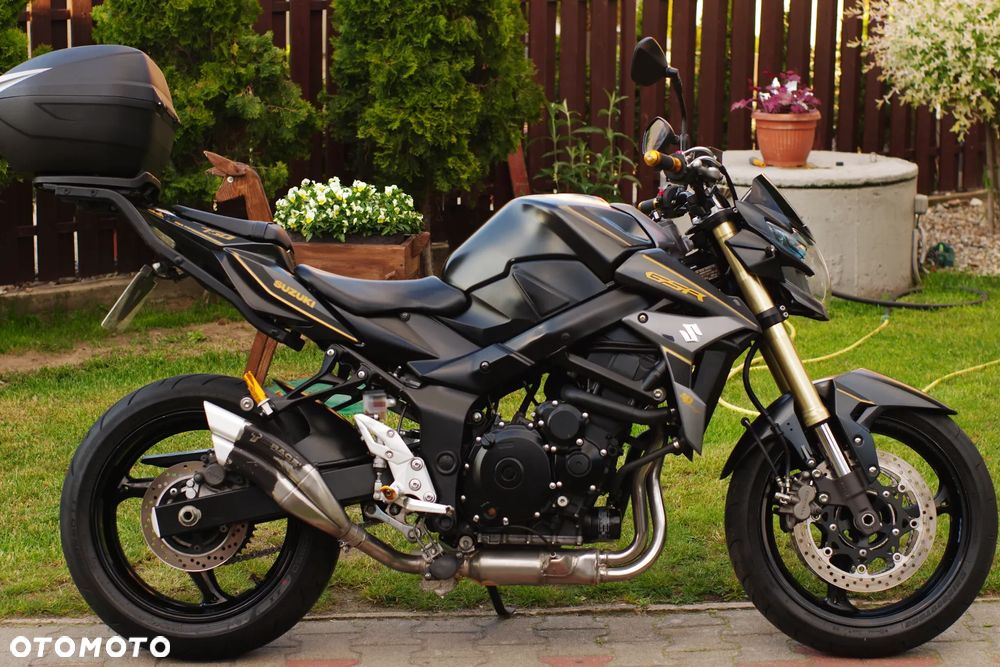 Suzuki GSR - 2