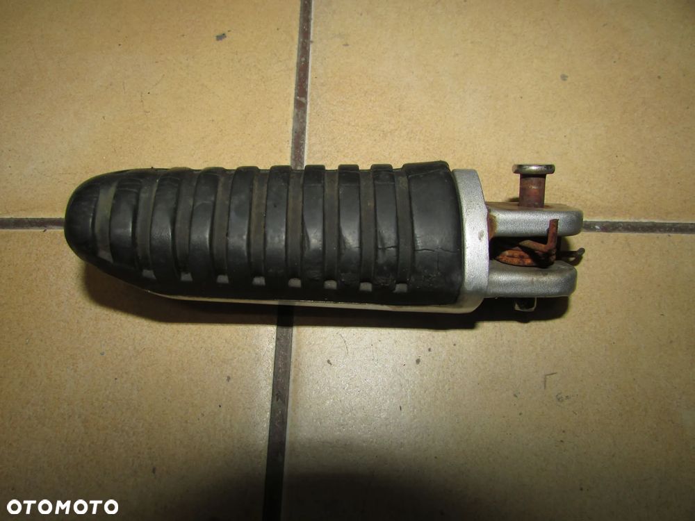 Benelli BN 125 podnóżki kierowcy - 1