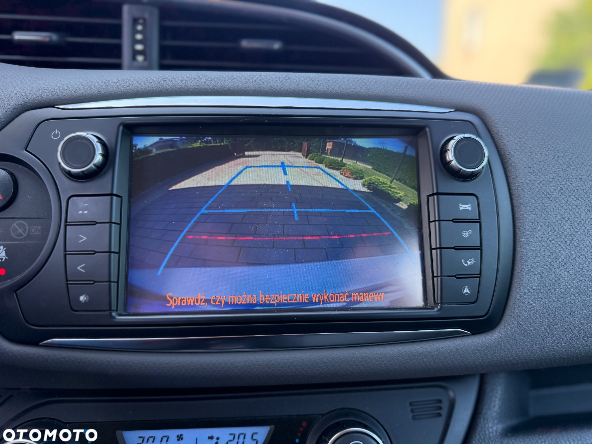 Toyota Yaris Hybrid 100 Premium - 9