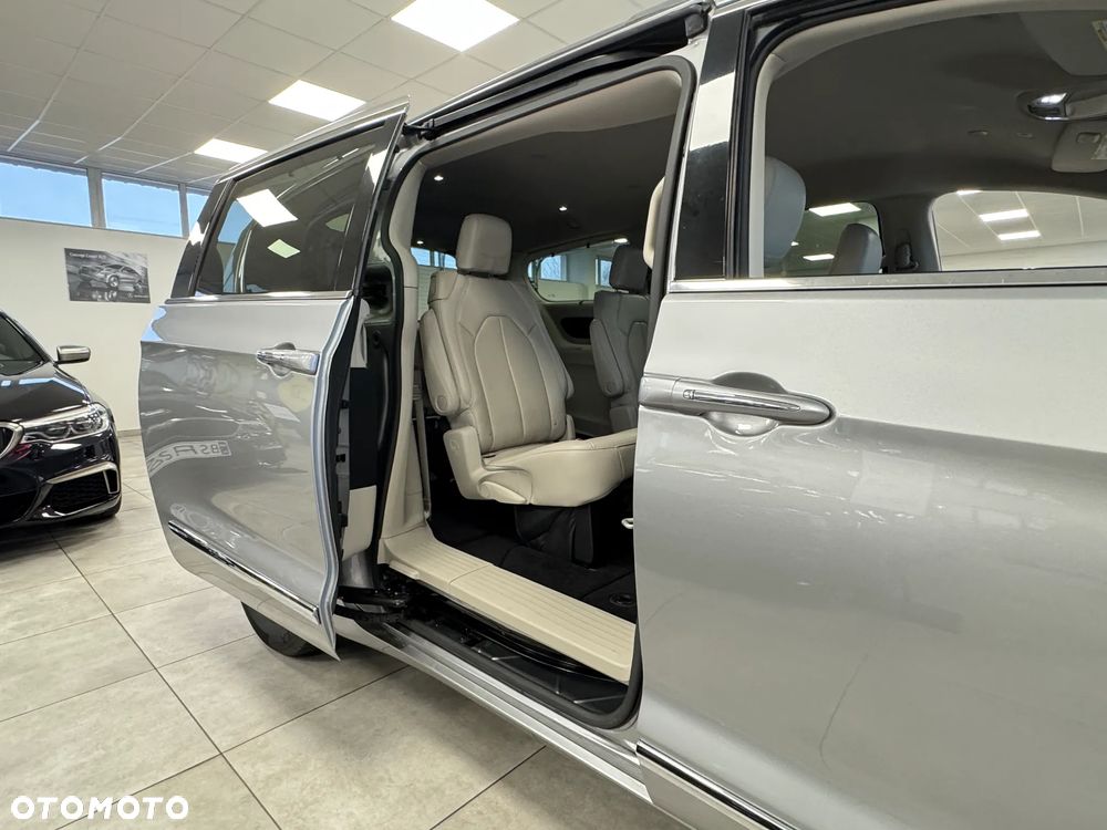 Chrysler Pacifica - 32