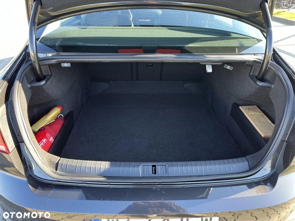 Volkswagen Passat - 16