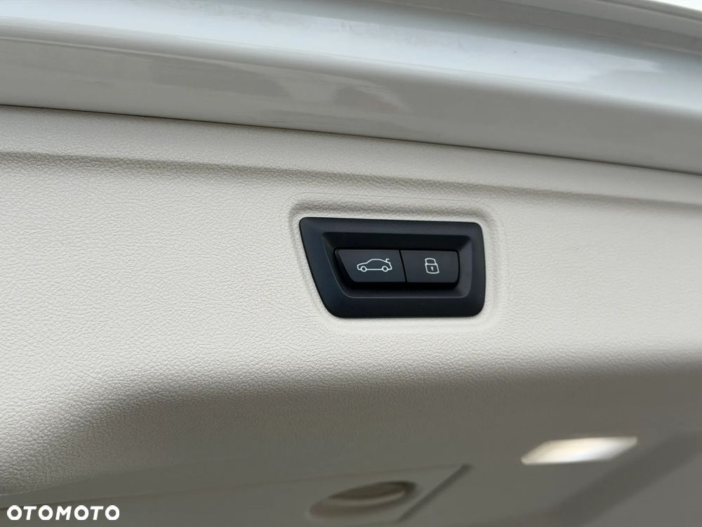 BMW Seria 3 318i M Sport - 34