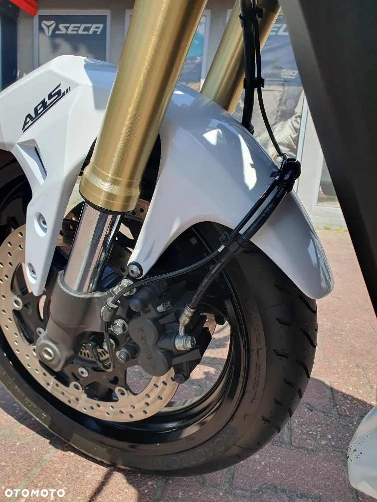 Suzuki GSR - 9