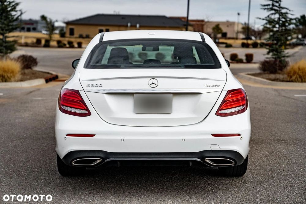 Mercedes-Benz Klasa E 300 9G-TRONIC Exclusive - 5