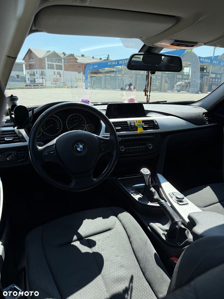 BMW Seria 3 320i - 11