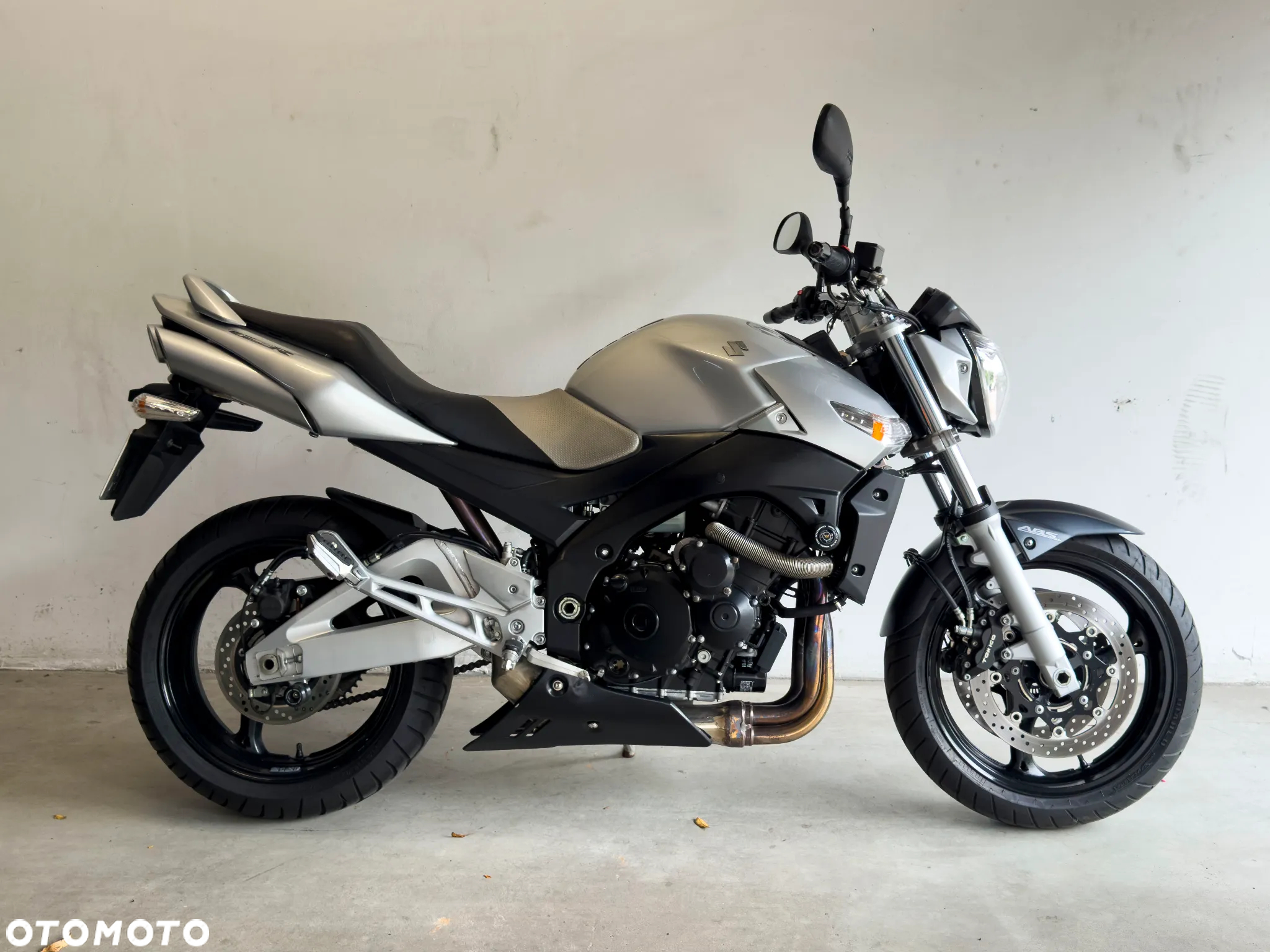 Suzuki GSR - 3