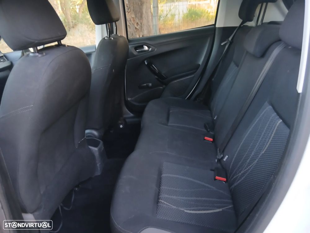 Peugeot 208 - 16