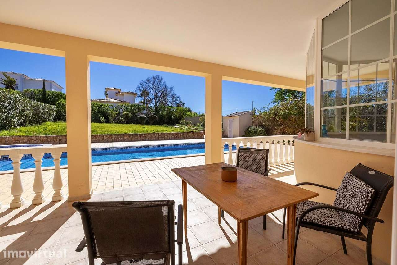 LUMINOSA MORADIA T3+1 COM PISCINA E GARAGEM PARA VENDA NA PRAIA DA LUZ - Grande imagem: 5/47