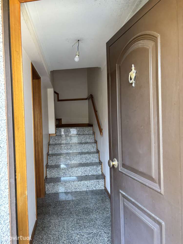 Moradia geminada T3, 3 pisos, c/ garagem p/ 2 carros + lugar exterior - Grande imagem: 5/26