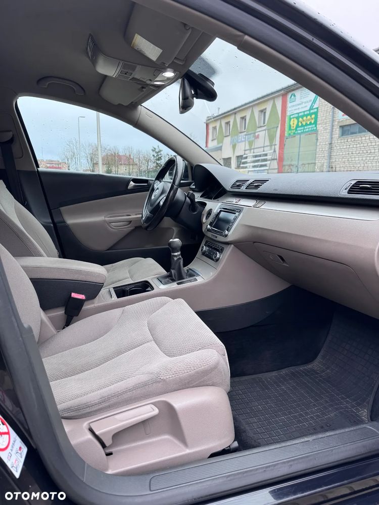 Volkswagen Passat - 11
