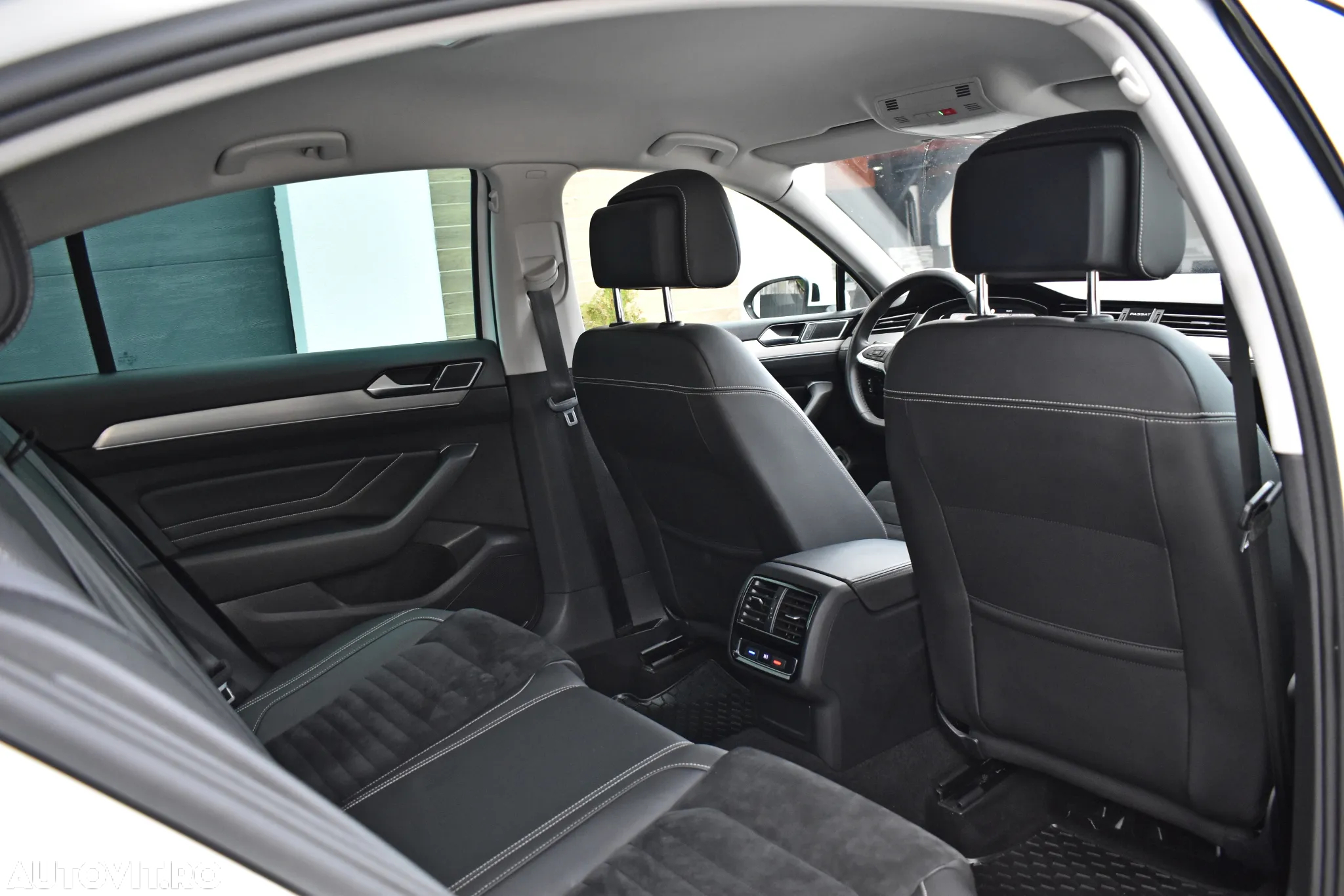 Volkswagen Passat Variant 2.0 TDI SCR DSG R-Line - 11