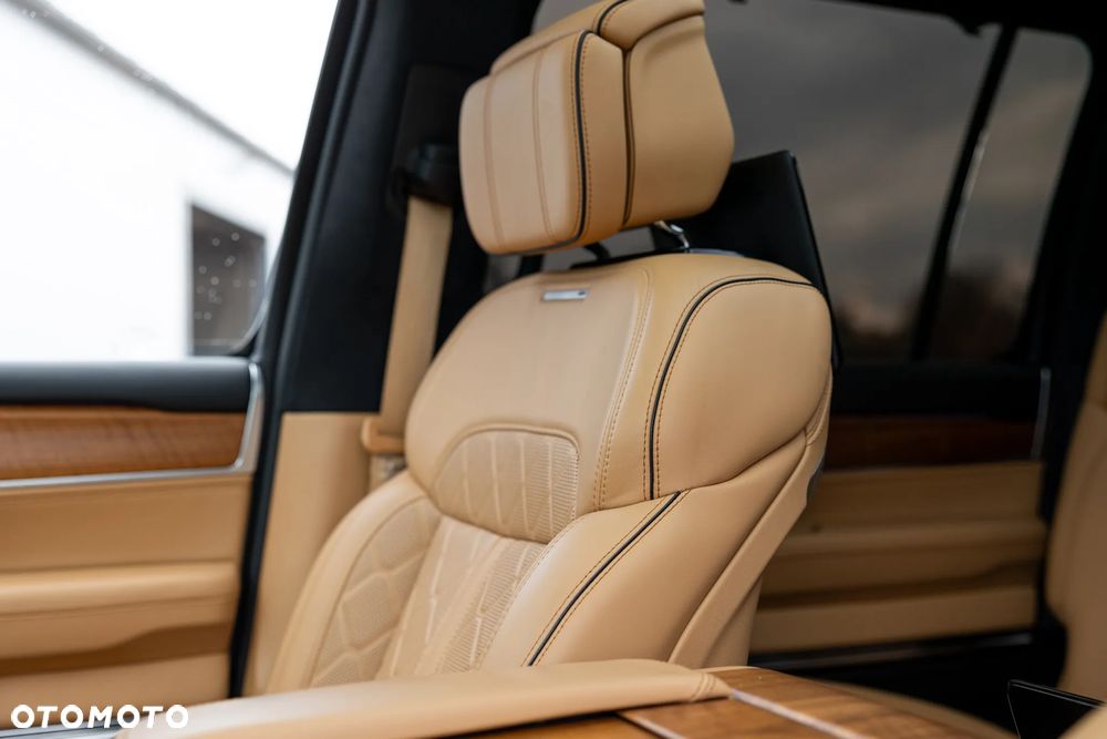 Jeep Grand Wagoneer - 26