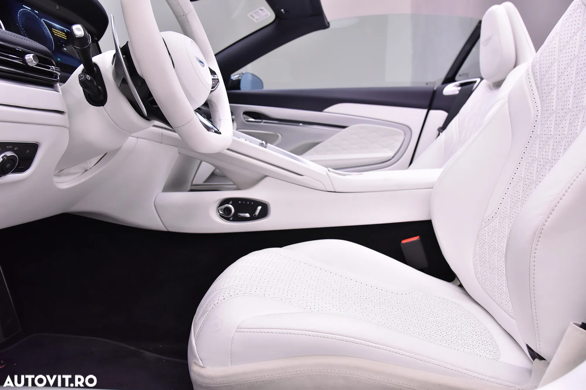 Aston Martin DB12 Volante - 36
