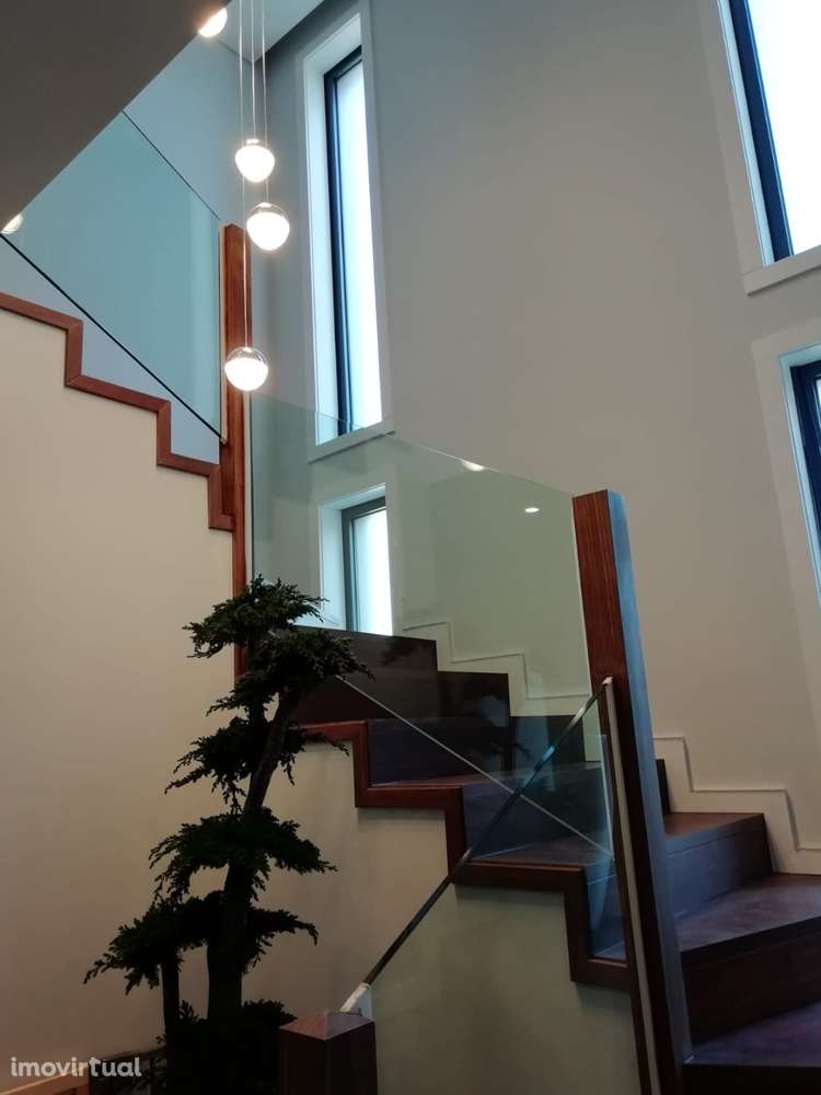 Exclusiva Moradia T4 de 4 Frentes no Centro da Maia - Grande imagem: 4/37