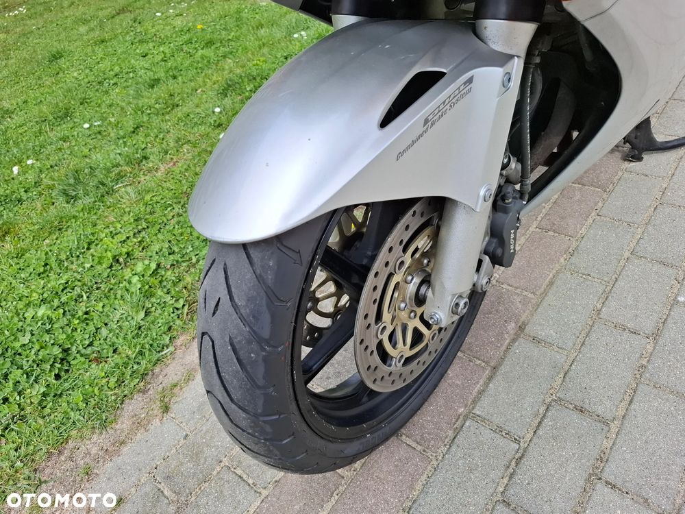 Honda VFR - 25