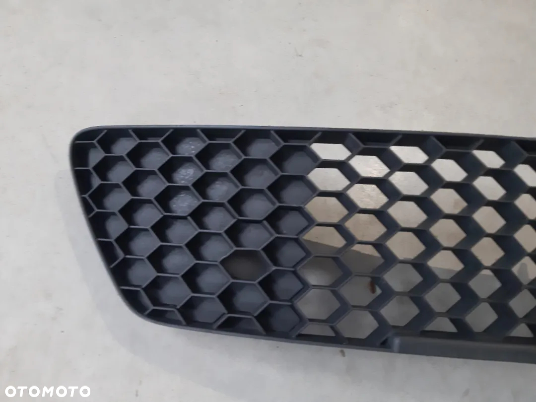 Kratka środkowa zderzaka Skoda Octavia 2 FL RS II lift RS Atrapa zaślepka 1Z0853677D - 2