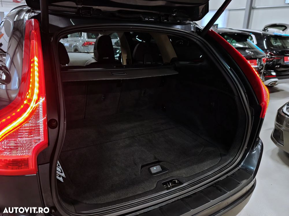 Volvo XC 60 2.4D AWD Aut. Momentum - 32