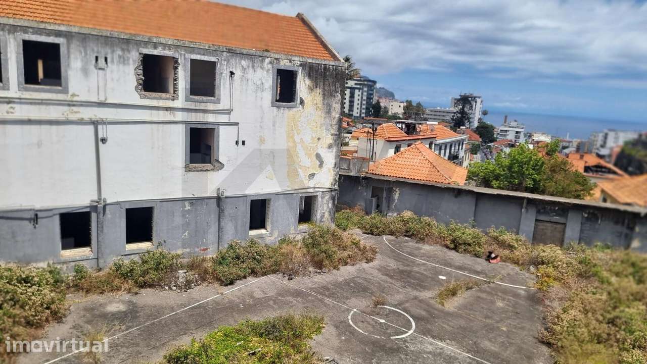 Prédio de grande volumetria no Funchal - Grande imagem: 2/30