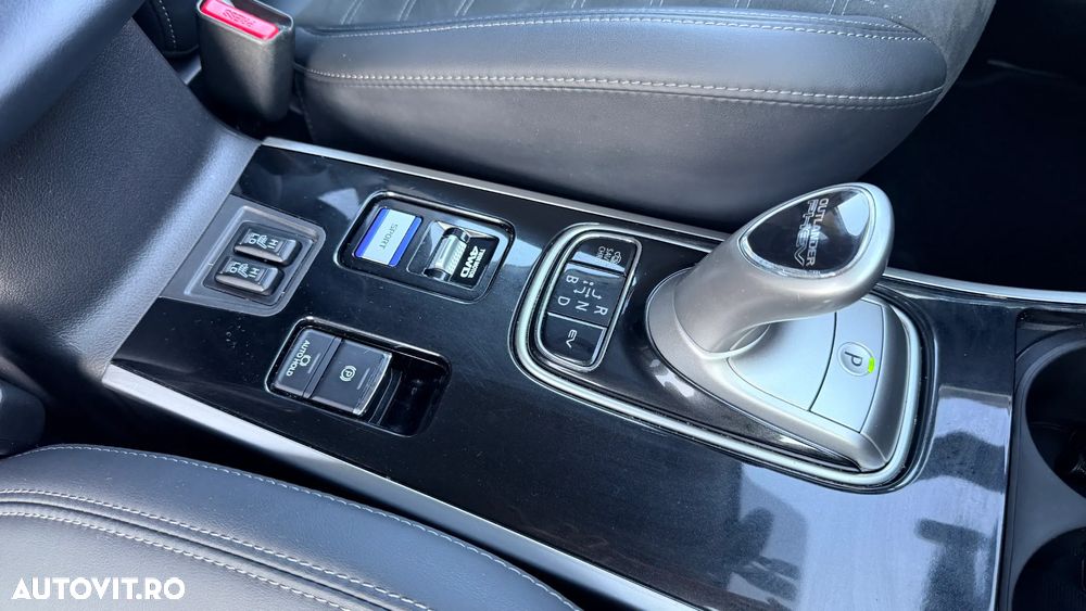 Mitsubishi Outlander PHEV 2.4 L 4X4 Intense - 23