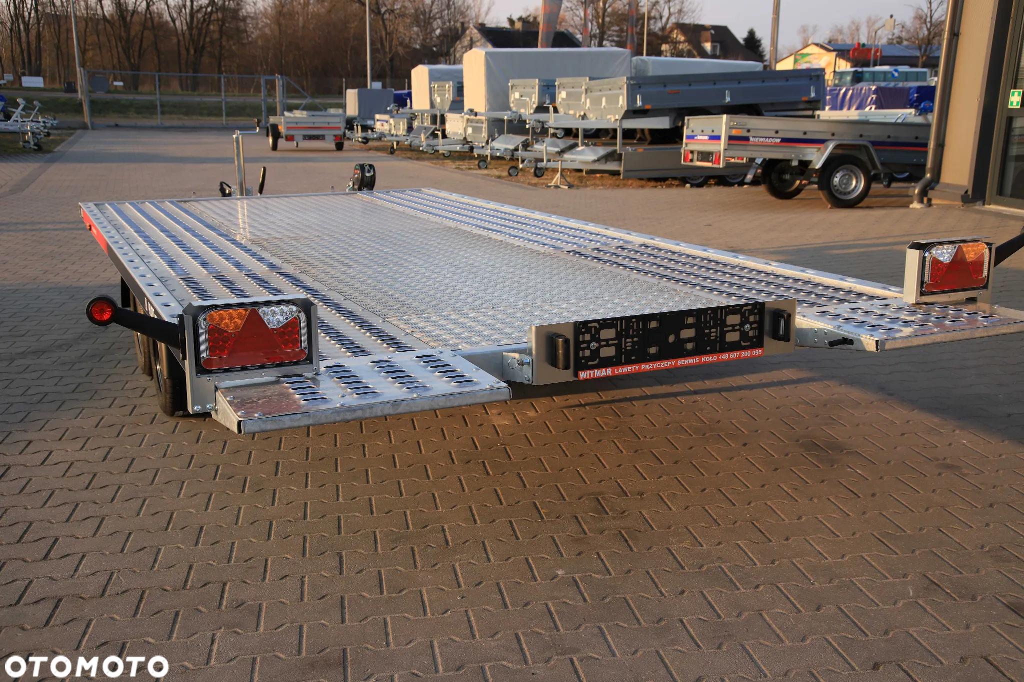 Lorries Lorries PLI27-4521 4.5 x 2 Wypełnienie alu ryfel Zintegrowane Podjazdy Uchylna Grawitacyjnie DMC 2700KG Full LED - 8