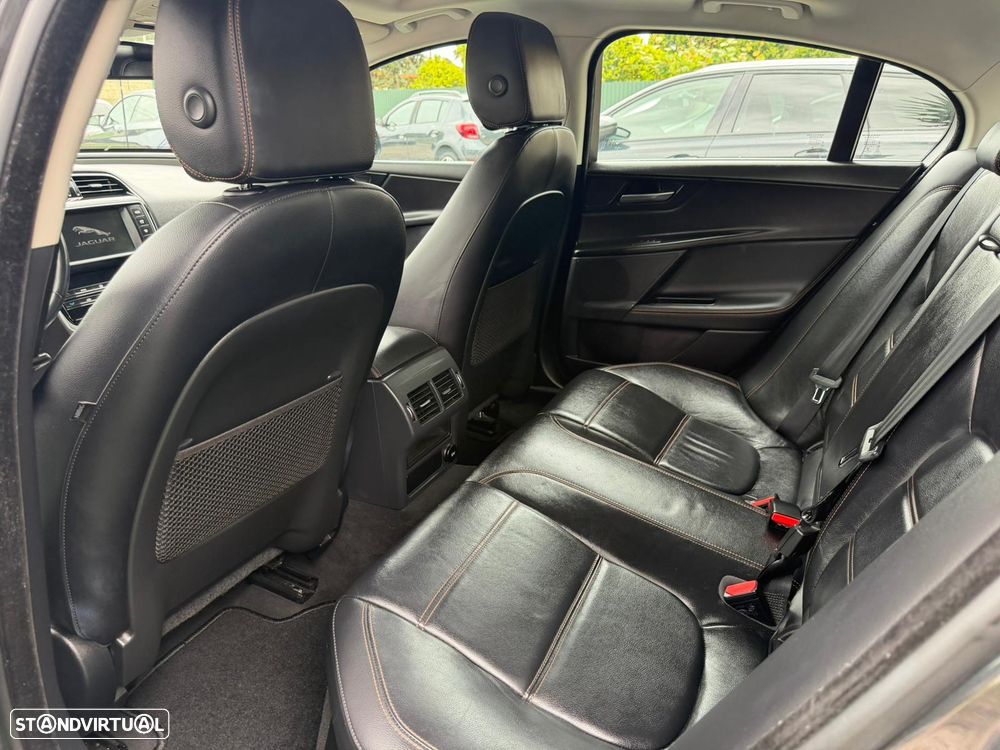 Jaguar XE 2.0 D Prestige - 13