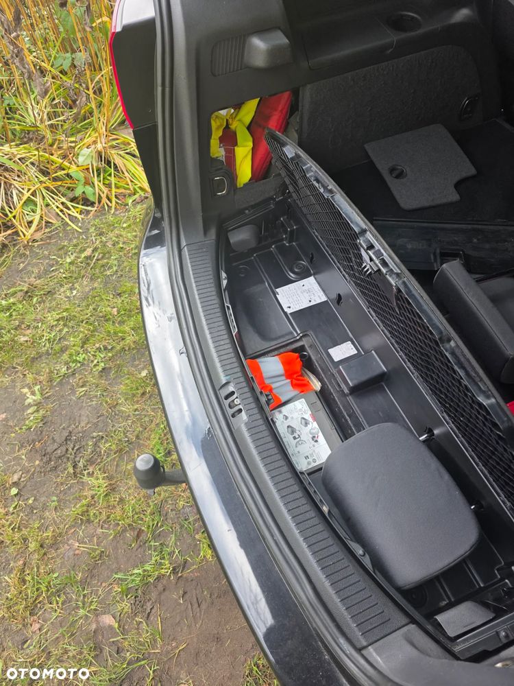 Volkswagen Touran 2.0 TDI DPF BlueMotion Technology DSG STYLE - 6