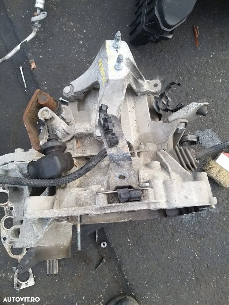 Cutie De Viteze cod: 304013637R 5+1 Trepte pentru Dacia Logan Sandero an din 2016 , 1.2 Benzina - 5