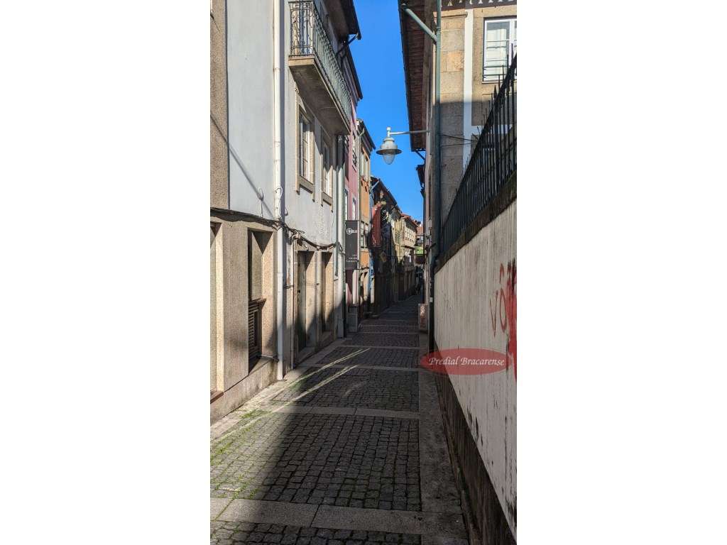 Prédio junto a Sé De Braga. - Grande imagem: 4/11
