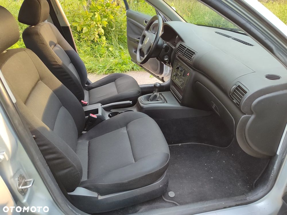 Volkswagen Passat 1.6 - 24