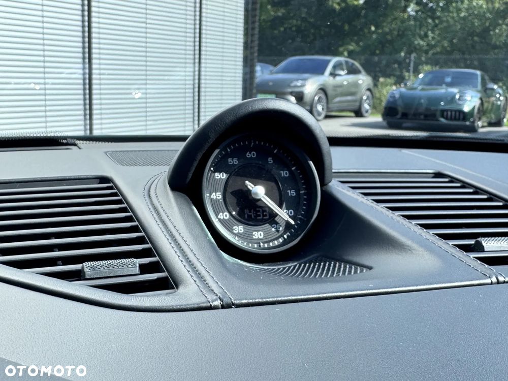 Porsche 911 Carrera 4 GTS - 31