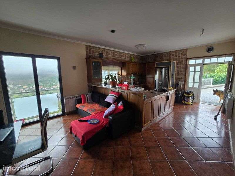 Vende-se Casa T3 + T2 - Grande imagem: 2/12