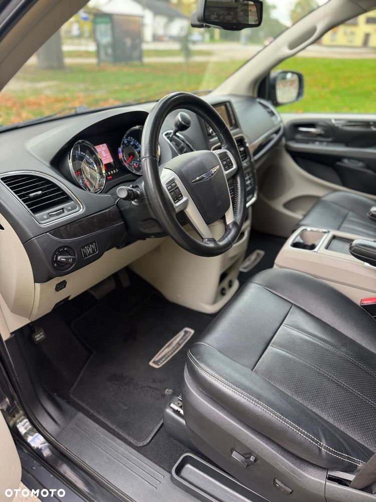 Chrysler Town & Country - 33