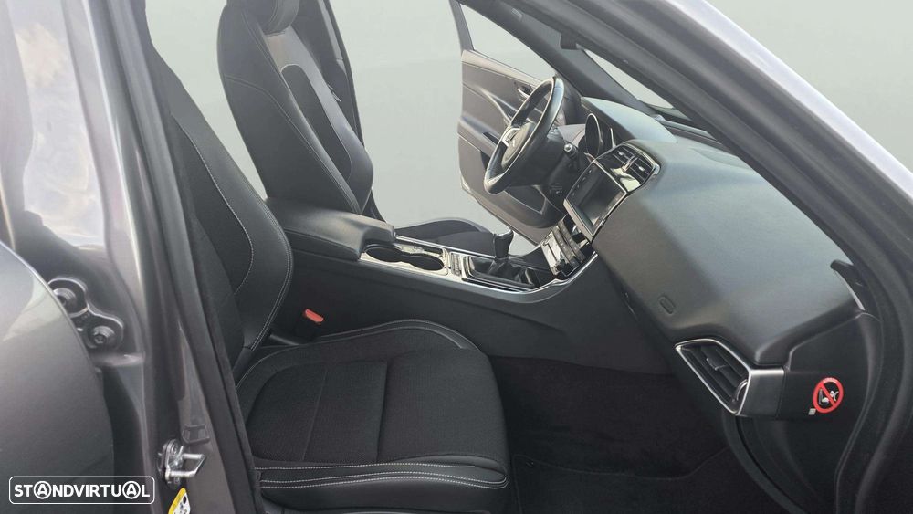 Jaguar XE 2.0 D R-Sport - 13