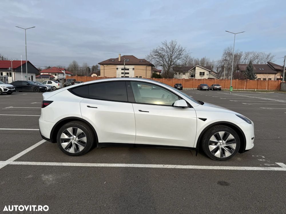 Tesla Model Y - 4