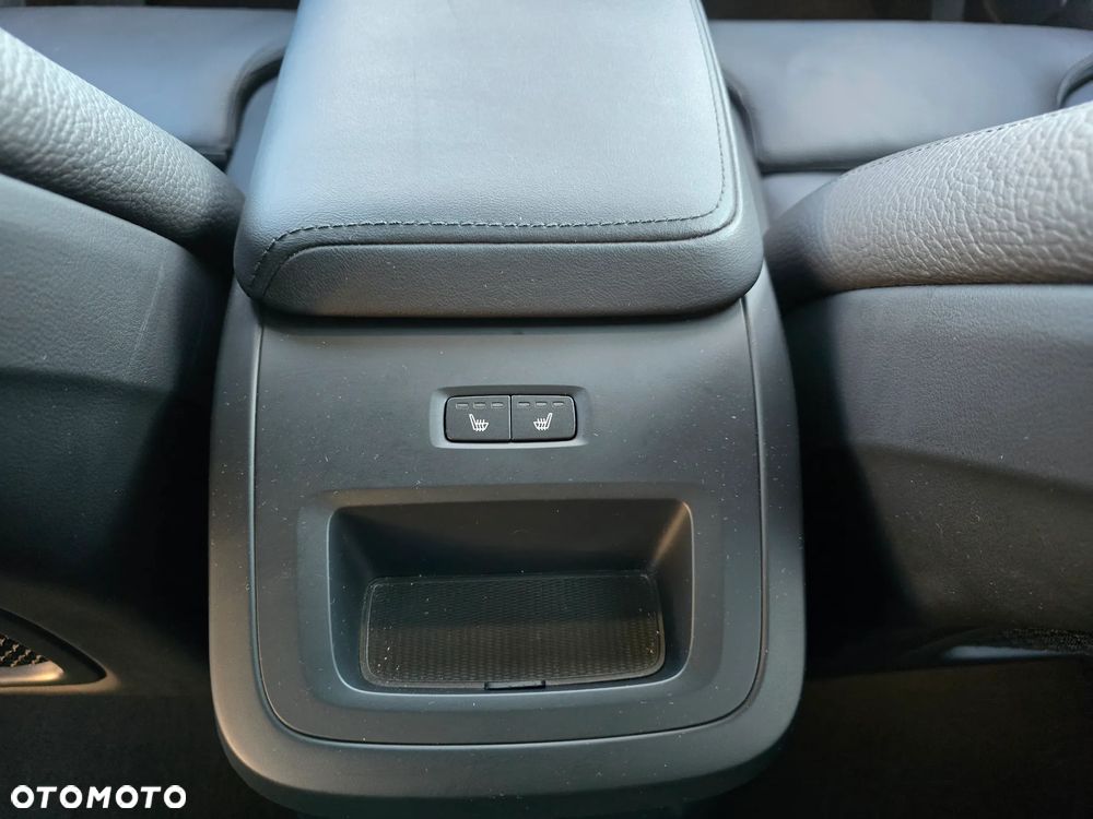 Volvo XC 60 T6 Plug-In Hybrid AWD Plus Dark - 33