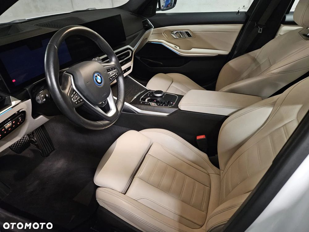 BMW Seria 3 330e xDrive - 11