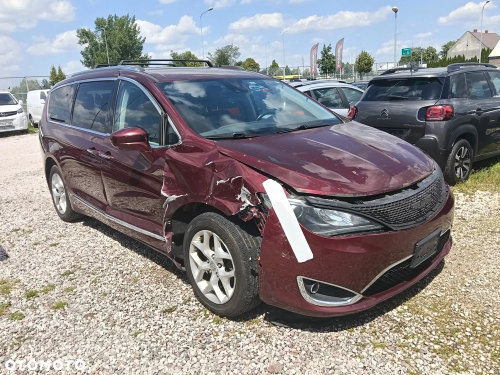 Chrysler Pacifica - 2