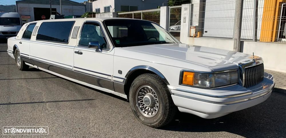 Lincoln Town Car - 3