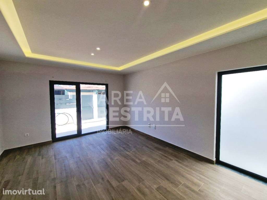 Moradia Geminada T3 c/Garagem e Terraço, na Quinta do Conde - Grande imagem: 4/21