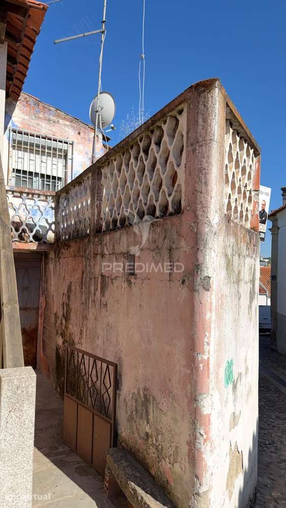 Moradia com terraço, para reabilitação, no centro histórico de Mira... - Grande imagem: 4/14