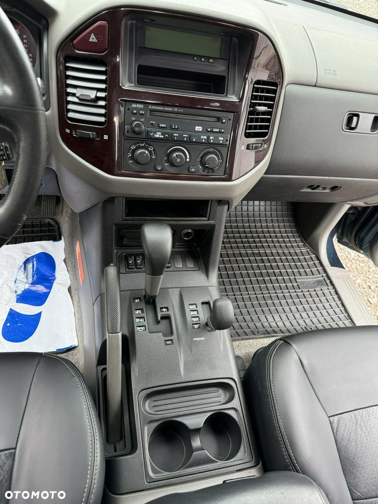 Mitsubishi Pajero - 12