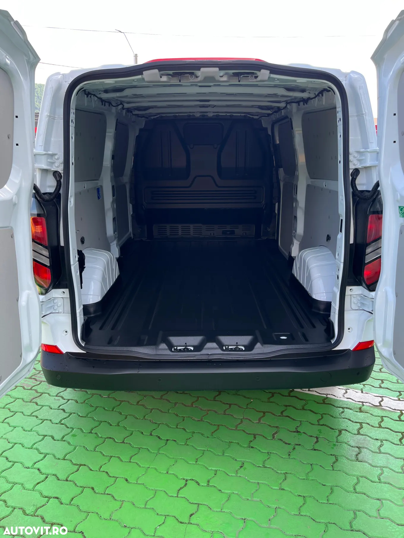 Ford TRANSIT CUSTOM VAN - 11