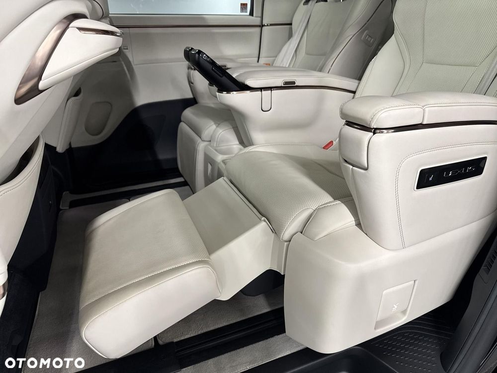 Lexus LM - 38
