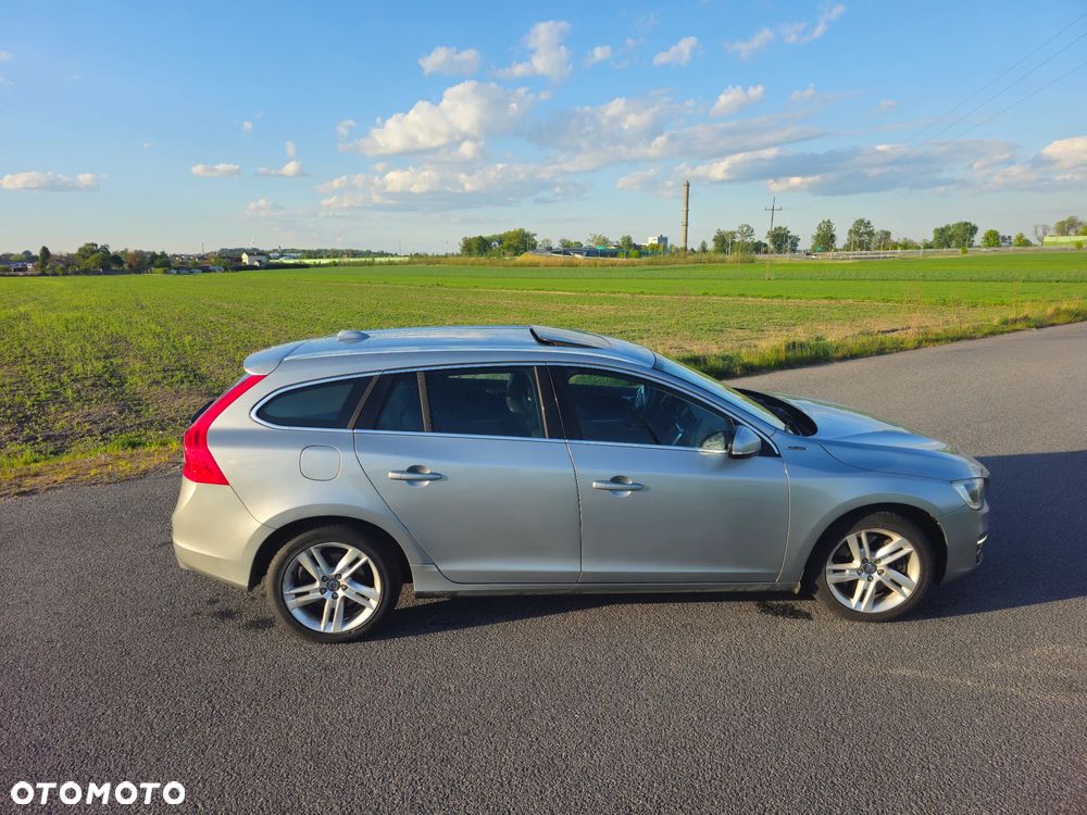 Volvo V60 D6 AWD Plug-in Hybrid Momentum - 1